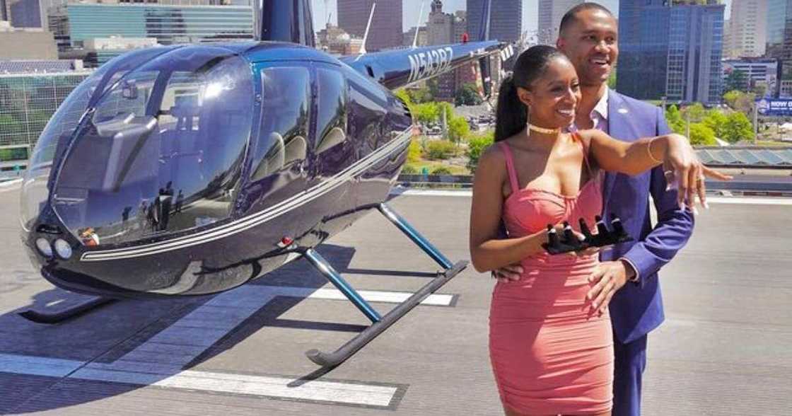 Romantic Man Proposes to Lover with 5 Engagement Rings, Asks Her to Chose the Best Romantic Man Proposes to Lover with 5 Engagement Rings, Asks Her to Chose the Best