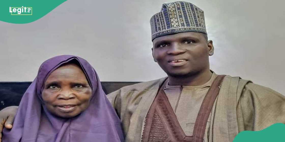 Dauda Kahutu Rarara da mahaifiyarsa. Dauda Kahutu Rarara da mahaifiyarsa.