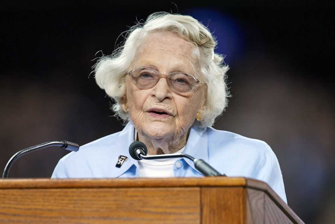 Virginia McCaskey speaks at Brian Urlacher's Ring of Excellence ceremony at Soldier Field