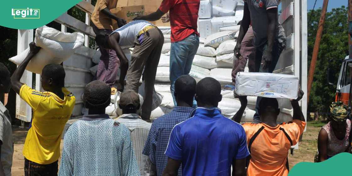 Hoodlums hijack trucks, steal food items in Niger state Hoodlums hijack trucks, steal food items in Niger state