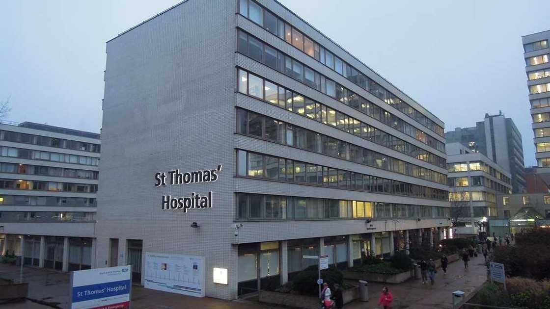 Shugaba Boris Johnson ya godewa Ma’aikatan asibiti bayan an sallame shi Shugaba Boris Johnson ya godewa Ma’aikatan asibiti bayan an sallame shi