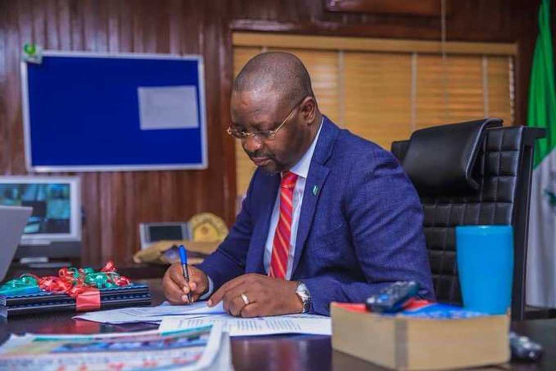 FG za ta bawa matasa 500,000 horon koyon sana'o'in zamani FG za ta bawa matasa 500,000 horon koyon sana'o'in zamani