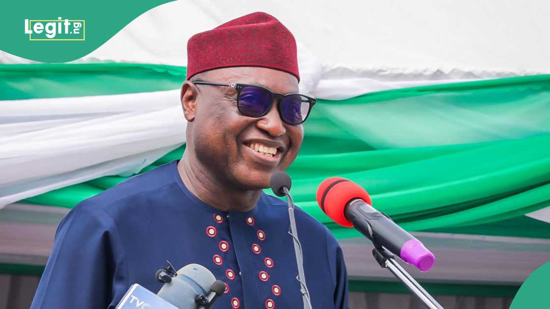 Ekiti governor celebrates workers, present cash gifts