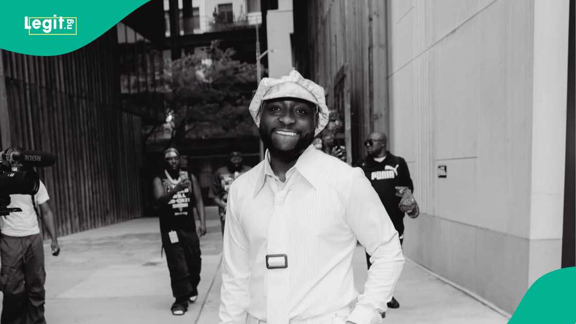 Video of Peller trying to meet Davido at the club trends. Video of Peller trying to meet Davido at the club trends.