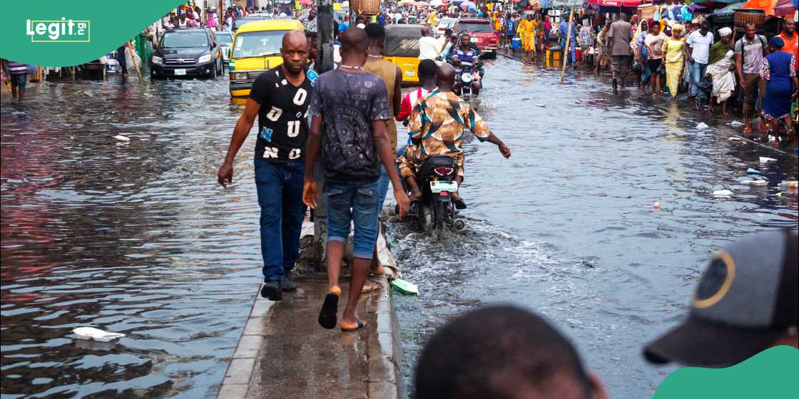 Flood disrupts traffic flow Flood disrupts traffic flow