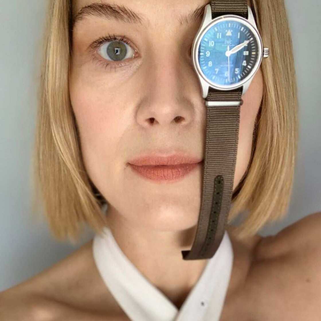 Rosamund Pike hot Rosamund Pike hot