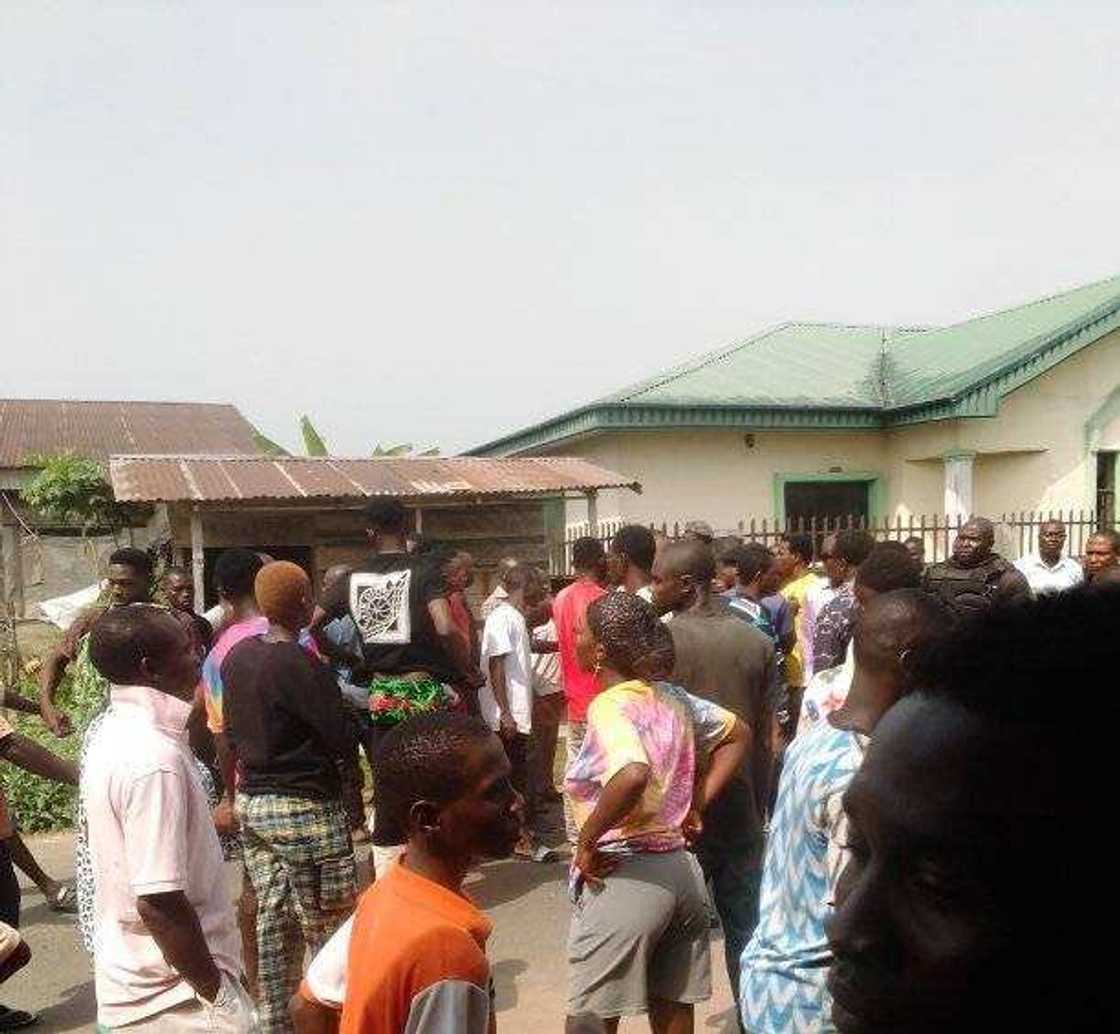 Bidiyon matasa 2 da aka kama yayin da suke kokarin yin asirin kudi da wata budurwa Bidiyon matasa 2 da aka kama yayin da suke kokarin yin asirin kudi da wata budurwa