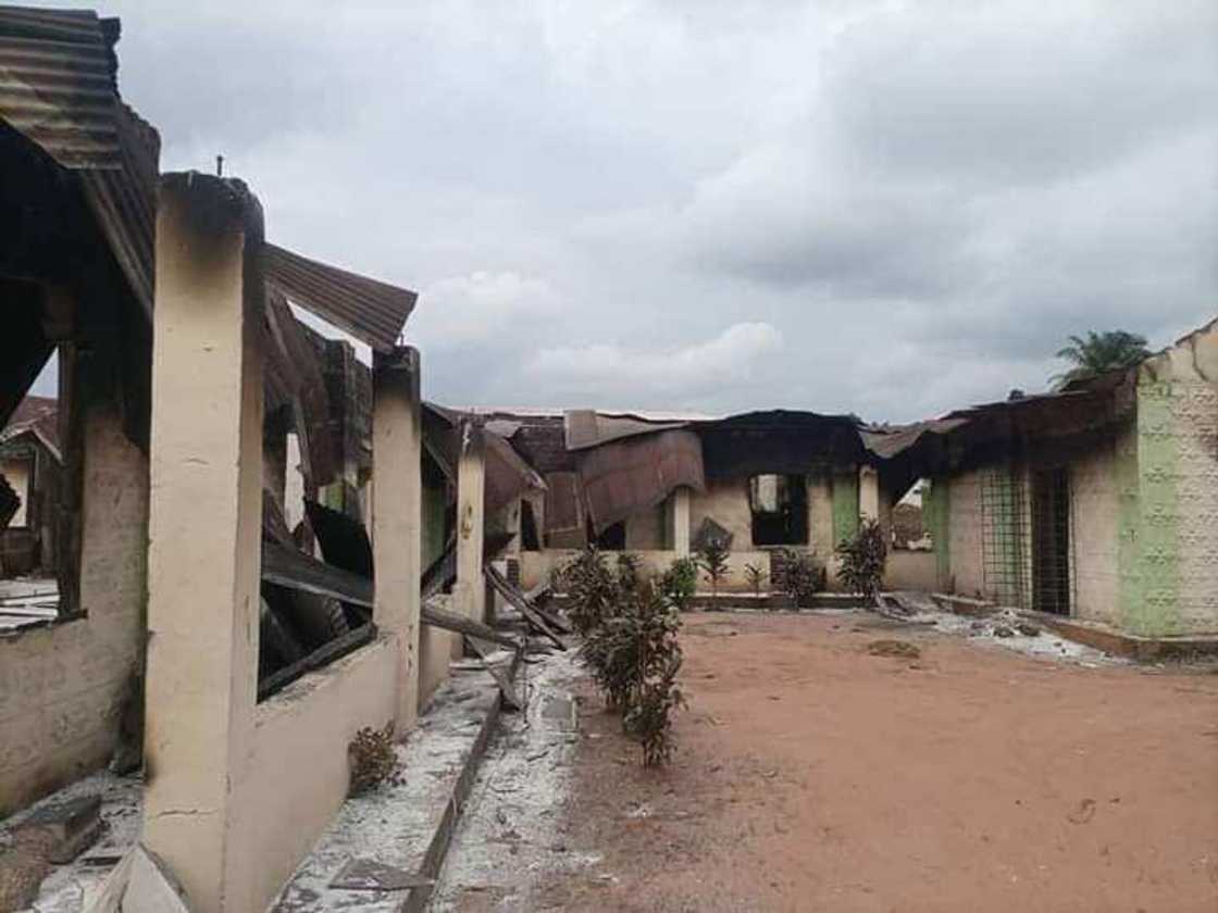 Breaking: Officers Killed as Hoodlums Bomb NIS Office, Torch Police Station in Abia, Release Suspects Breaking: Officers Killed as Hoodlums Bomb NIS Office, Torch Police Station in Abia, Release Suspects