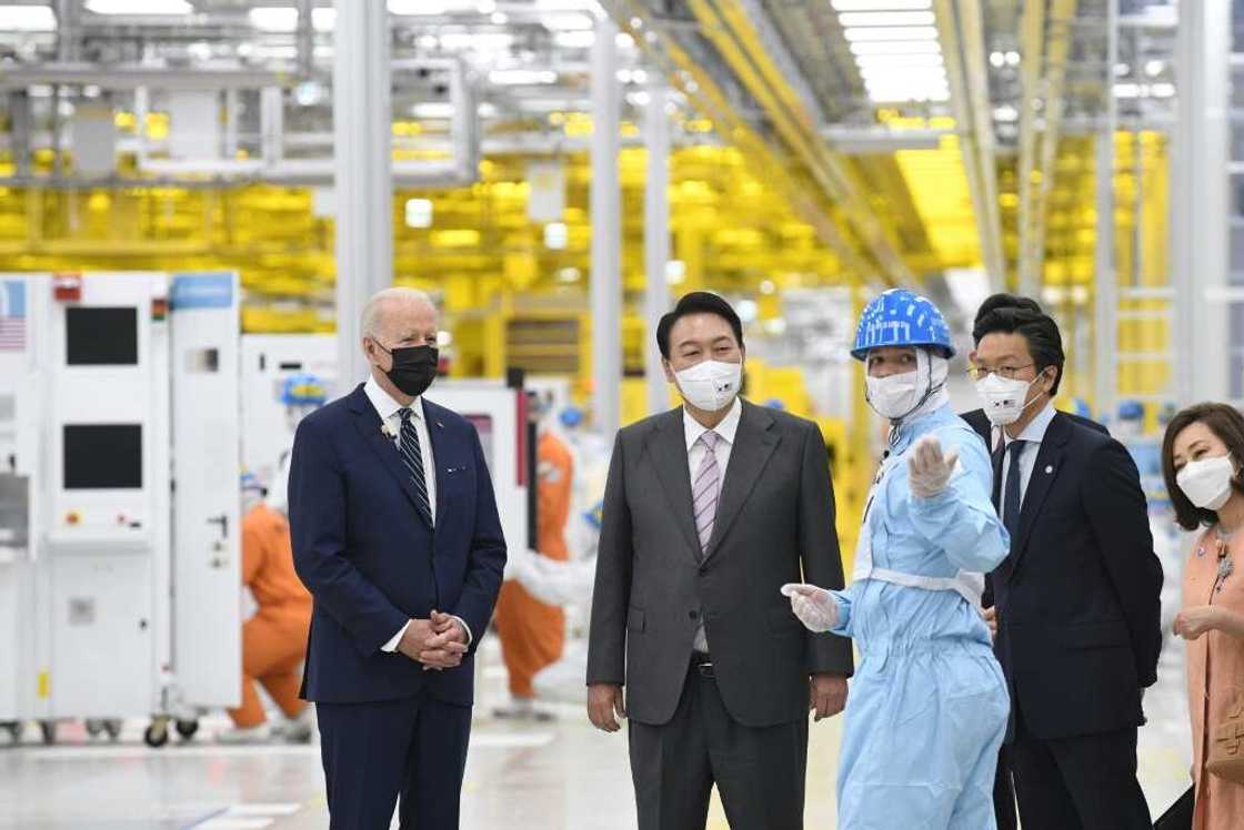 US President Joe Biden (L) and South Korean President Yoon Suk Yeol tour a Samsung chip factory in 2022