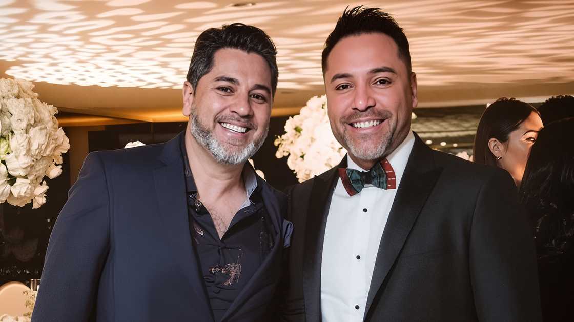 Joel De La Hoya Jr. poses with his younger brother Oscar De La Hoya