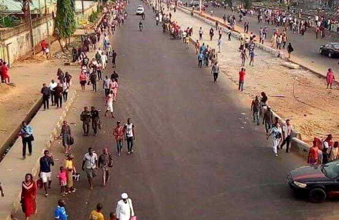 Yadda mutane suka koma tafiyar kafa. Yadda mutane suka koma tafiyar kafa.