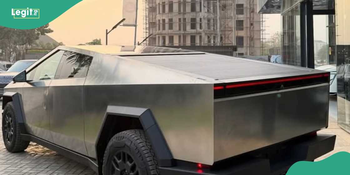 Burna Boy’s Telsa truck spotted as his team use it as delivery van for street food Burna Boy’s Telsa truck spotted as his team use it as delivery van for street food