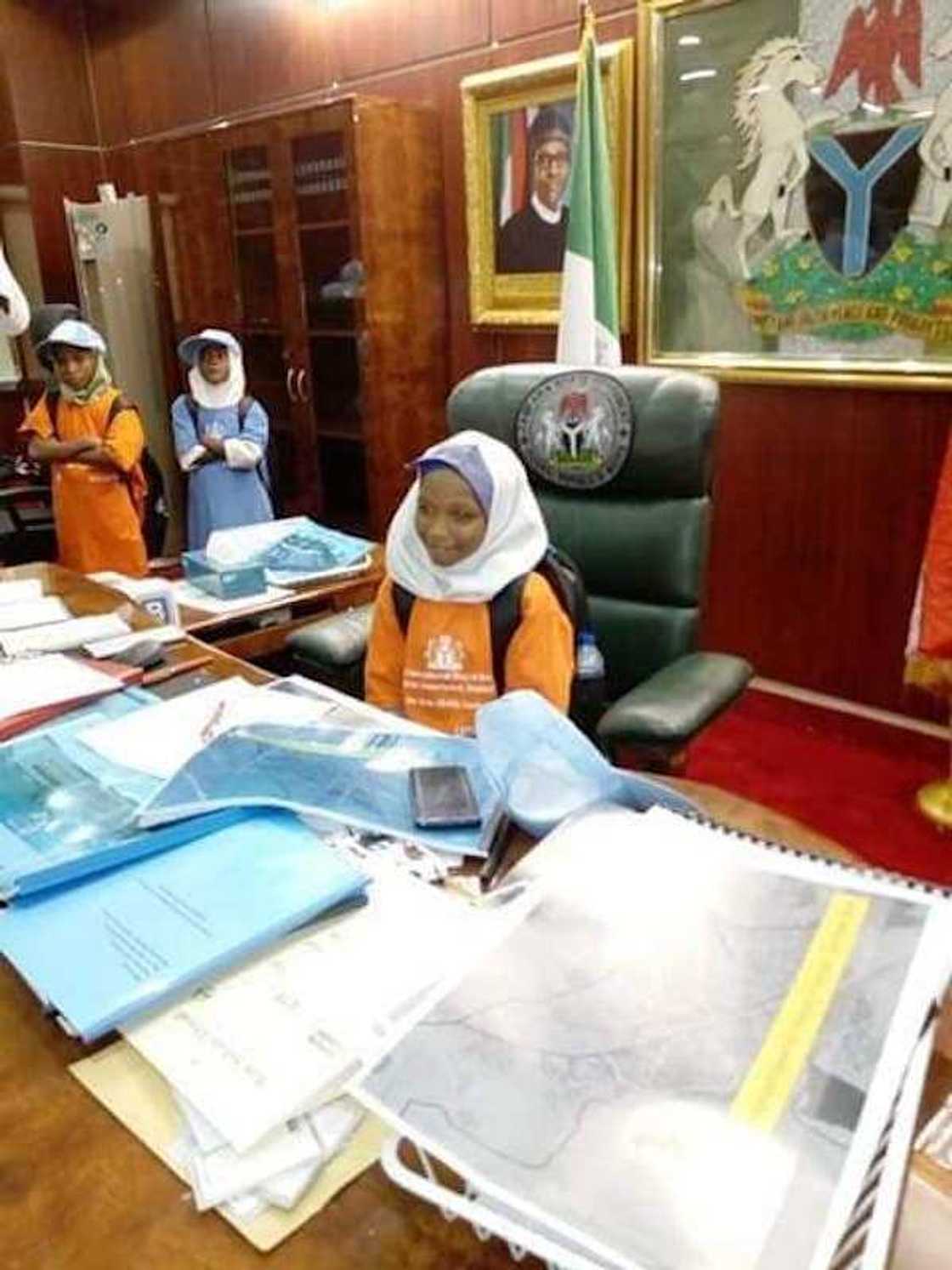 Hotuna: 'Yar shekara biyar ta zama gwamnan rikon kwarya ta minti biyu a jihar Zamfara Hotuna: 'Yar shekara biyar ta zama gwamnan rikon kwarya ta minti biyu a jihar Zamfara