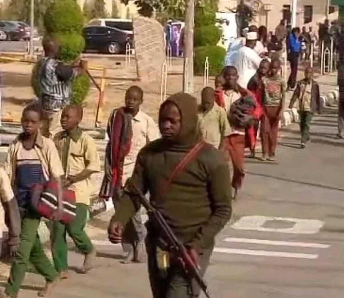 Da duminsa: 'Yan makarantar Kankara sun isa gidan gwamnatin Katsina Da duminsa: 'Yan makarantar Kankara sun isa gidan gwamnatin Katsina