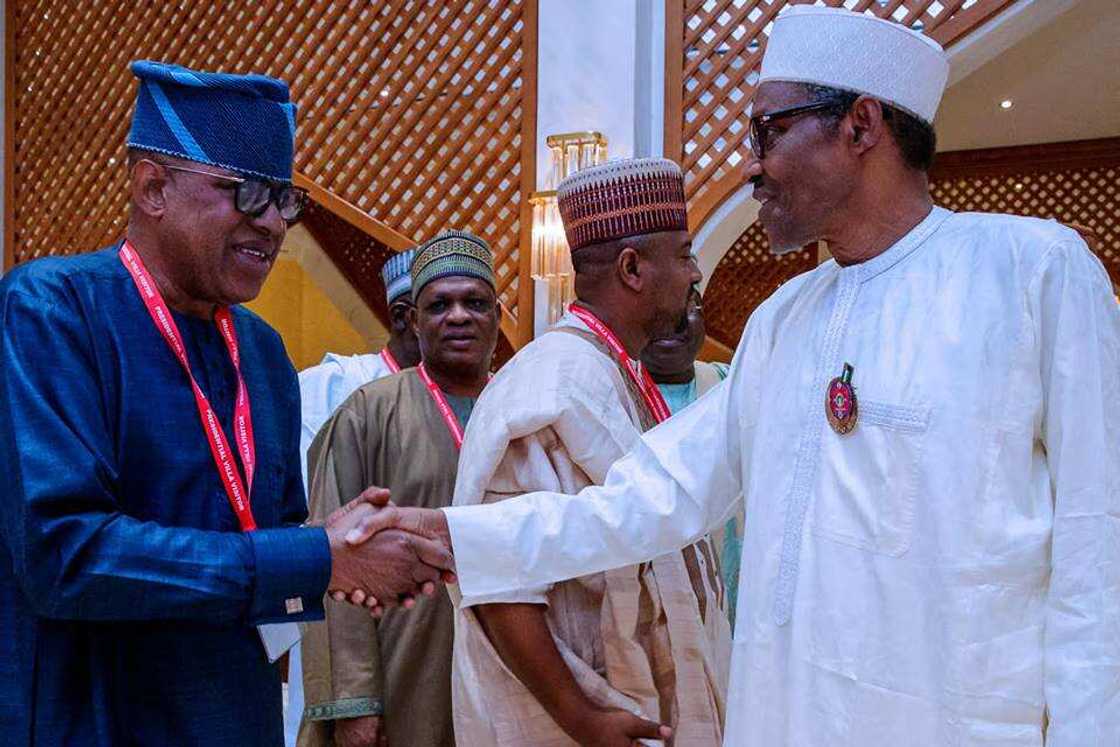 Shugaba Buhari ya karbi bakuncin wasu sanatocin APC (Hotuna) Shugaba Buhari ya karbi bakuncin wasu sanatocin APC (Hotuna)
