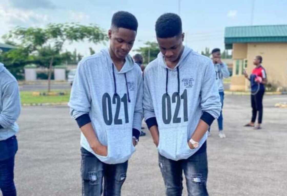 Hotunan samari takwaye 'yan kwalisa da suka kammala karatun likatanci rana daya Hotunan samari takwaye 'yan kwalisa da suka kammala karatun likatanci rana daya