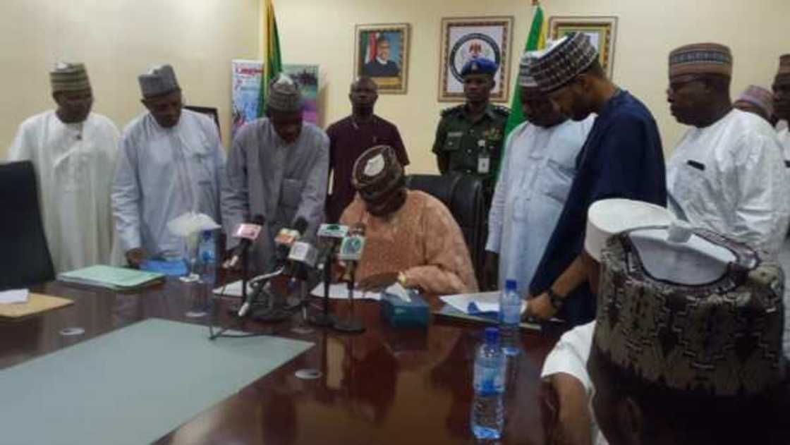 Gwamnan Zamfara ya rattafa hannu a kan dokar haramta biyan tsofaffin gwamnoni kudin fansho Gwamnan Zamfara ya rattafa hannu a kan dokar haramta biyan tsofaffin gwamnoni kudin fansho