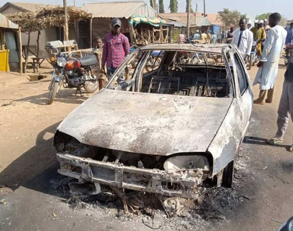 Yan bindiga sun kashe mutum 15, sun kone motocci 5 da shagun 11 a Kaduna (Hotuna) Yan bindiga sun kashe mutum 15, sun kone motocci 5 da shagun 11 a Kaduna (Hotuna)