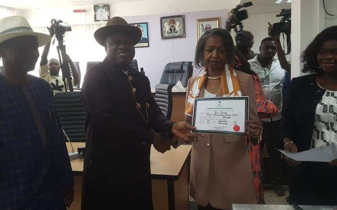 Yanzu-yanzu: INEC ta baiwa Duoye Diri na PDP shahadar nasarar zaben gwamnan Bayelsa Yanzu-yanzu: INEC ta baiwa Duoye Diri na PDP shahadar nasarar zaben gwamnan Bayelsa