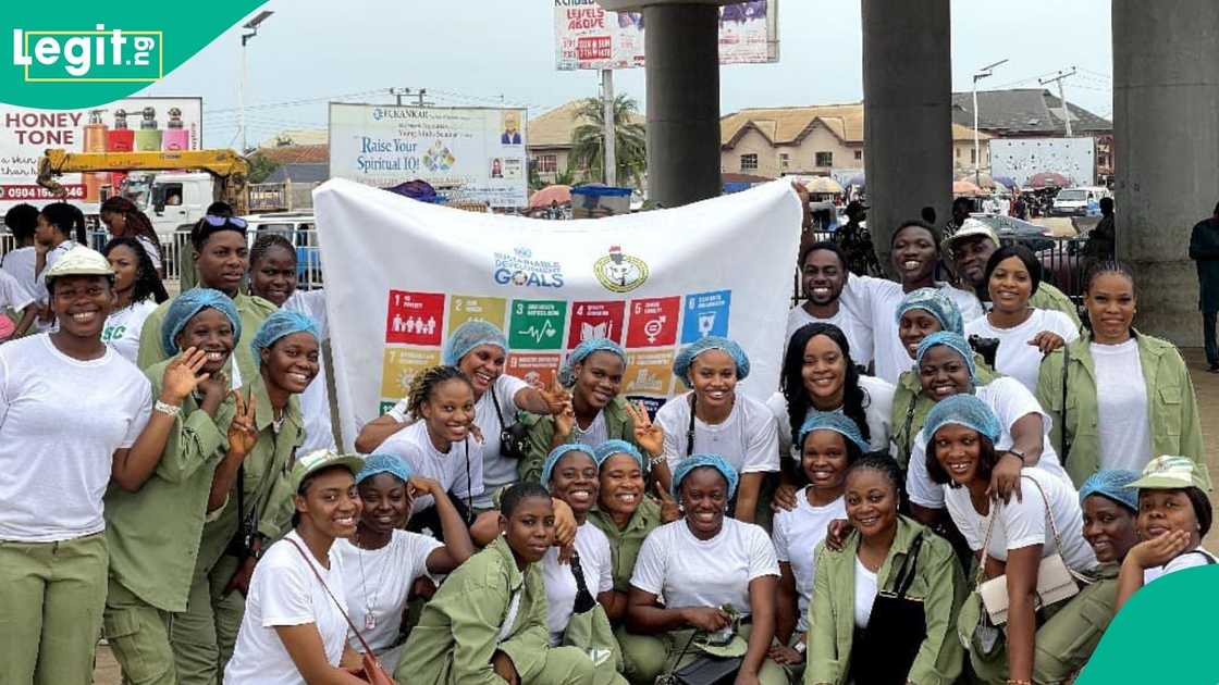 NYSC corps members organised an outreach in Asaba, providing meals for over 100 beggars.