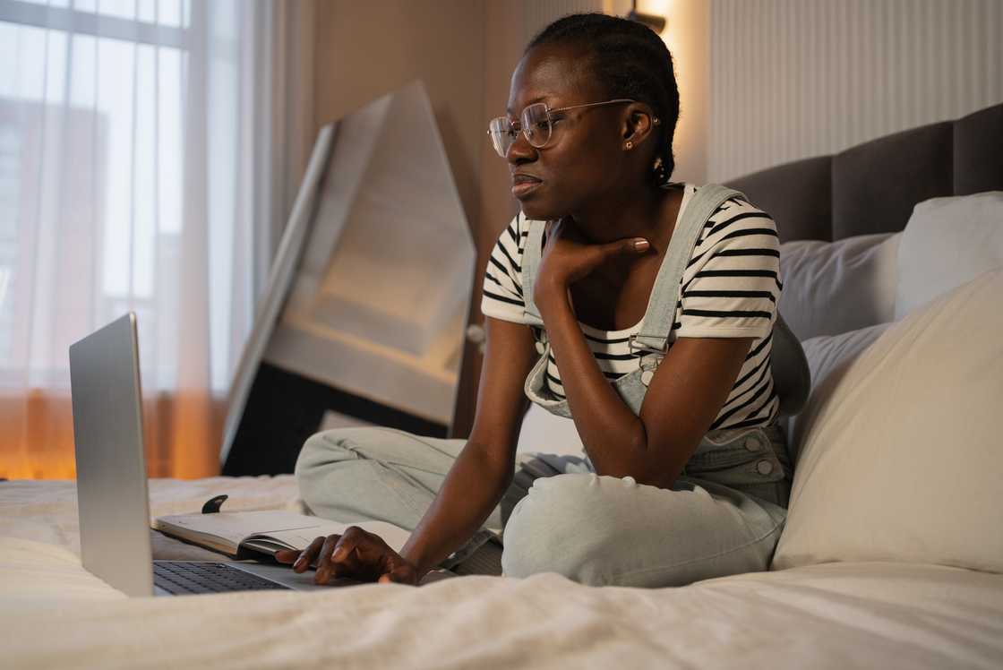 A lady on her bed scrolling