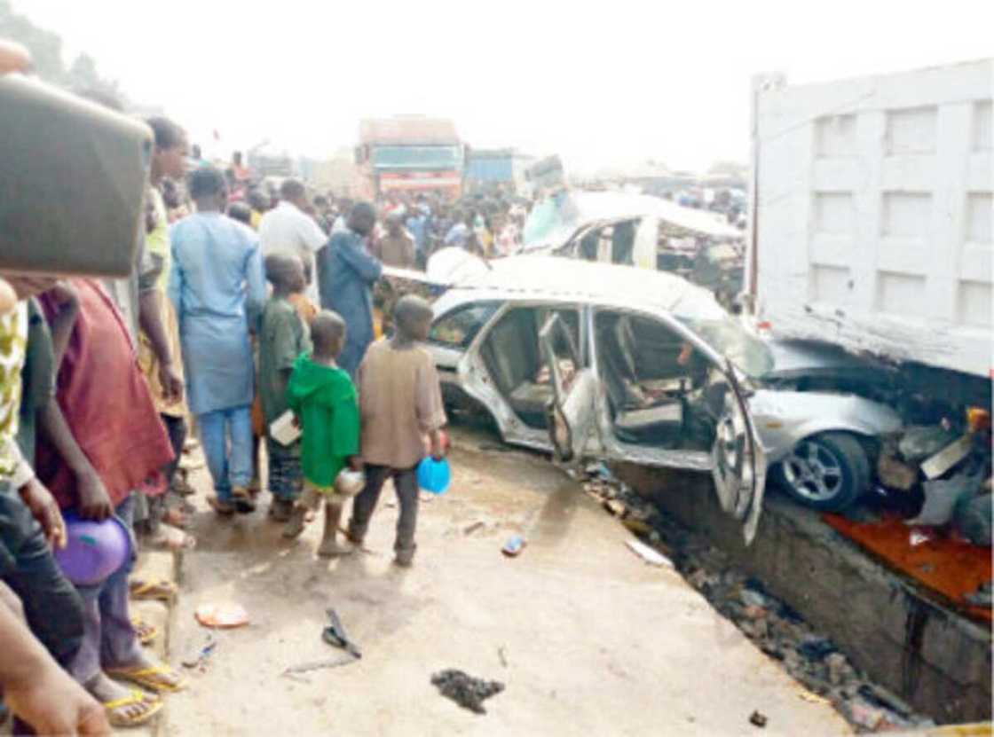 Hadarin mota a hanyar Abuja zuwa Lokoja ya kashe mutum 3, 13 sun jikkata Hadarin mota a hanyar Abuja zuwa Lokoja ya kashe mutum 3, 13 sun jikkata