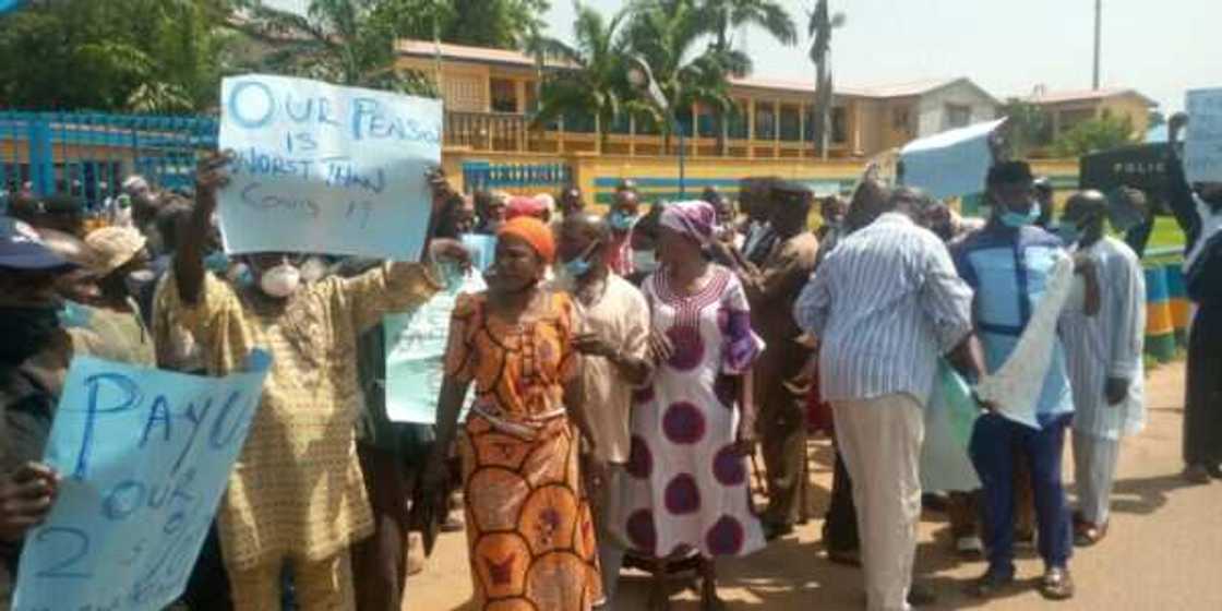 Kaduna: Hotunan 'yan sanda masu murabus suna yi wa hukumar fansho zanga-zanga Kaduna: Hotunan 'yan sanda masu murabus suna yi wa hukumar fansho zanga-zanga