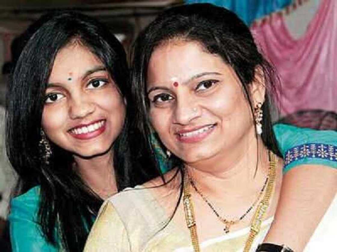 Tsohuwa fitacciyar fim fin Indiya ta kashe diyarta budurwa, ta kashe kan ta (Hotuna) Tsohuwa fitacciyar fim fin Indiya ta kashe diyarta budurwa, ta kashe kan ta (Hotuna)