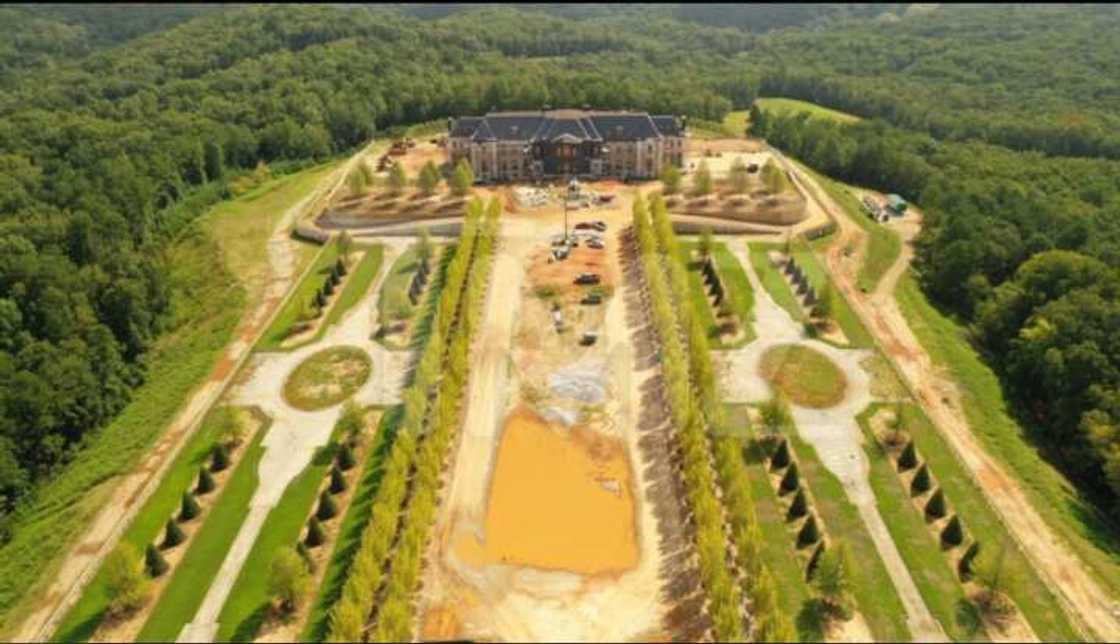 Hotunan katafaren gidan wani hamshakin mai kudi da ke da filin saukar jirgin sama