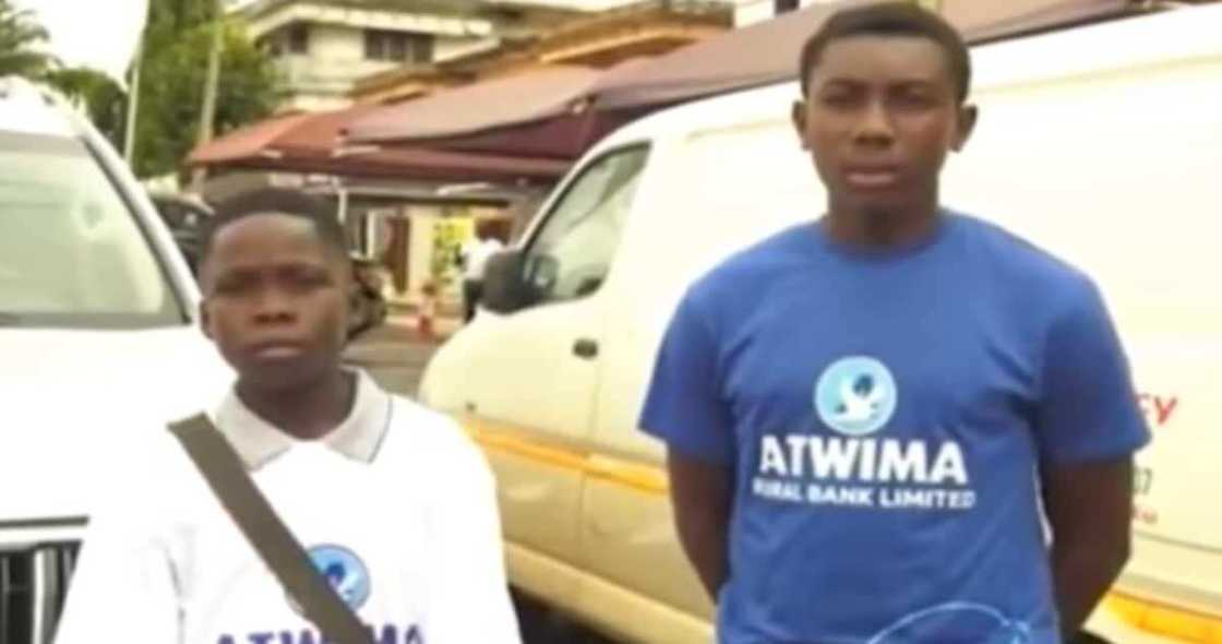 The teenagers saved a taxi driver from drowning. The teenagers saved a taxi driver from drowning.