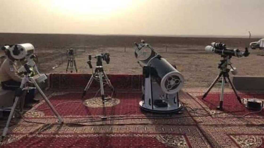 Yadda ake duban wata a Saudiyya. Yadda ake duban wata a Saudiyya.