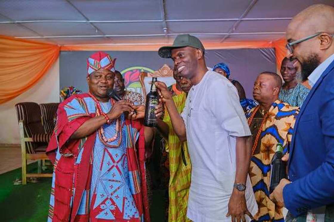 Orijin Pays Courtesy Visit to Ataoja Of Osogbo, Empowers Indigenes with Millions Orijin Pays Courtesy Visit to Ataoja Of Osogbo, Empowers Indigenes with Millions