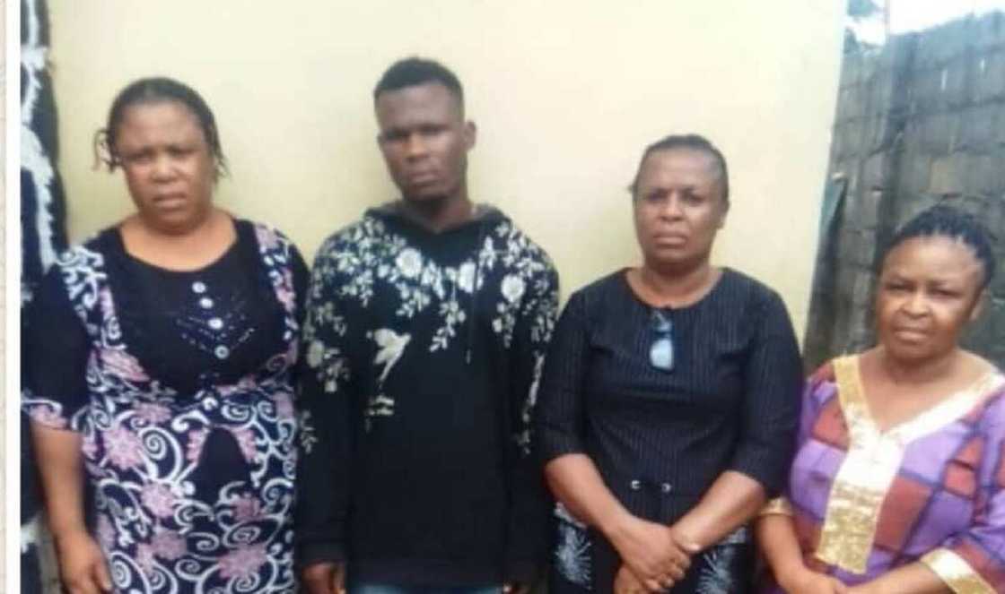 An kama malamar coci da ta mayar da coci gidan da ake yi wa mata ciki suna haihuwar jarirai da ake sayarwa An kama malamar coci da ta mayar da coci gidan da ake yi wa mata ciki suna haihuwar jarirai da ake sayarwa