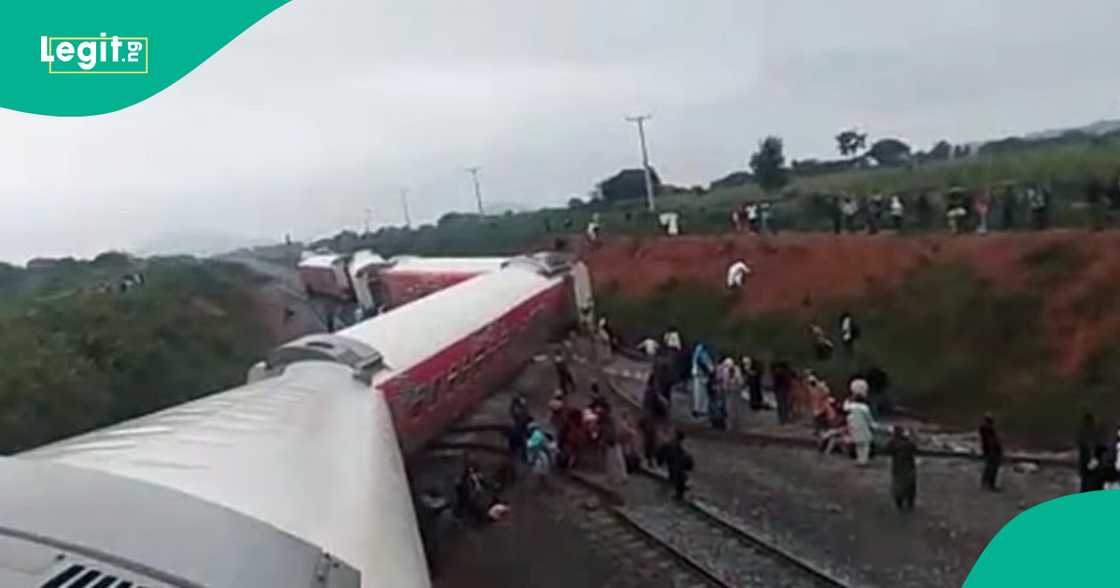 Jirgin kasa ya kife a Kaduna. Jirgin kasa ya kife a Kaduna.