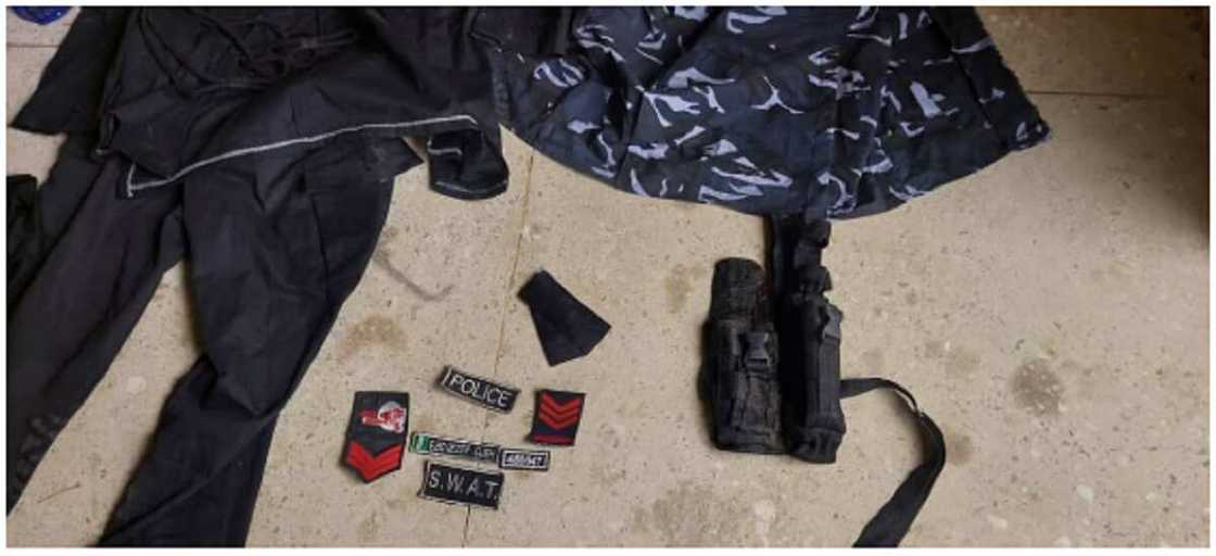 Hotunan 'Ɗan Sanda' Da Sojoji Suka Kama Da Harsashi 220 Da Gurneti a Borno Hotunan 'Ɗan Sanda' Da Sojoji Suka Kama Da Harsashi 220 Da Gurneti a Borno