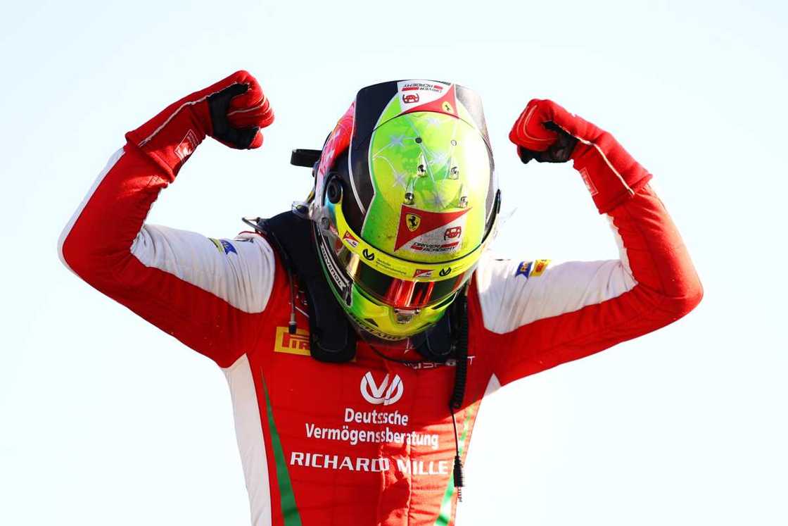 Mick Schumacher: La vie du fils du légendaire Michael Schumacher Mick Schumacher: La vie du fils du légendaire Michael Schumacher