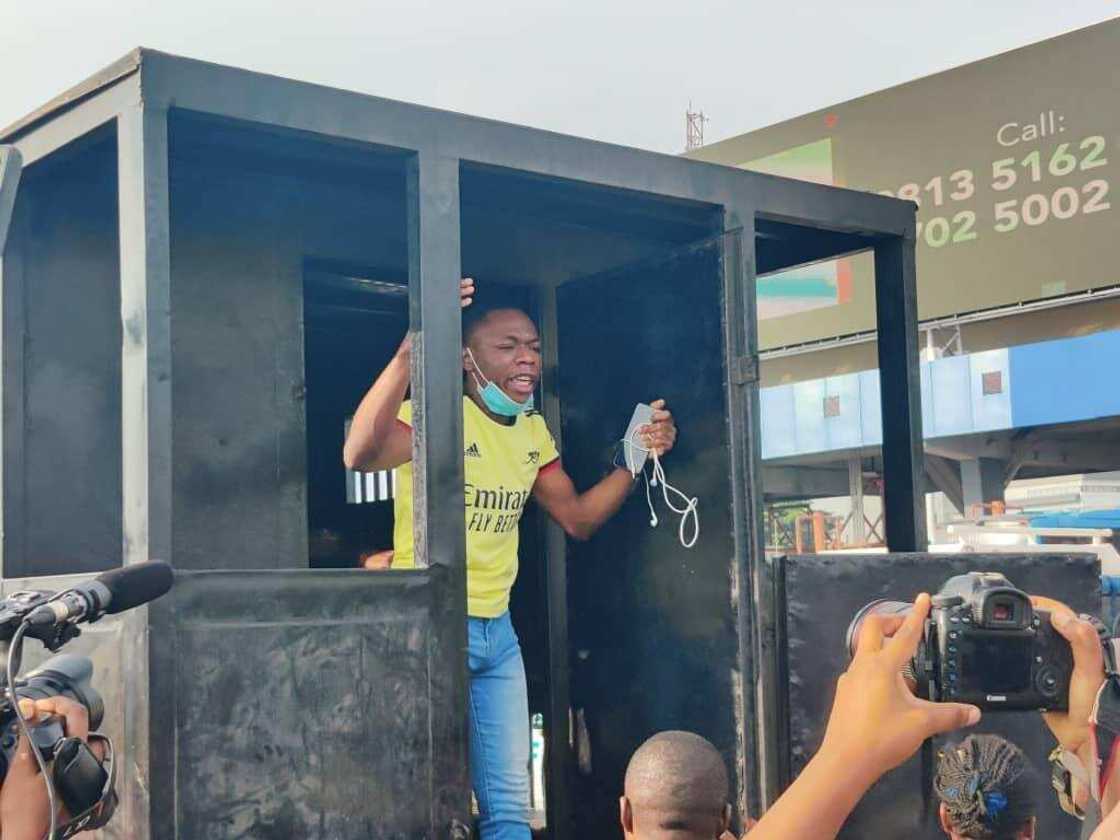 Hotunan yadda 'yan sanda suka yi ram da masu zanga-zanga a Lekki Tollgate Hotunan yadda 'yan sanda suka yi ram da masu zanga-zanga a Lekki Tollgate