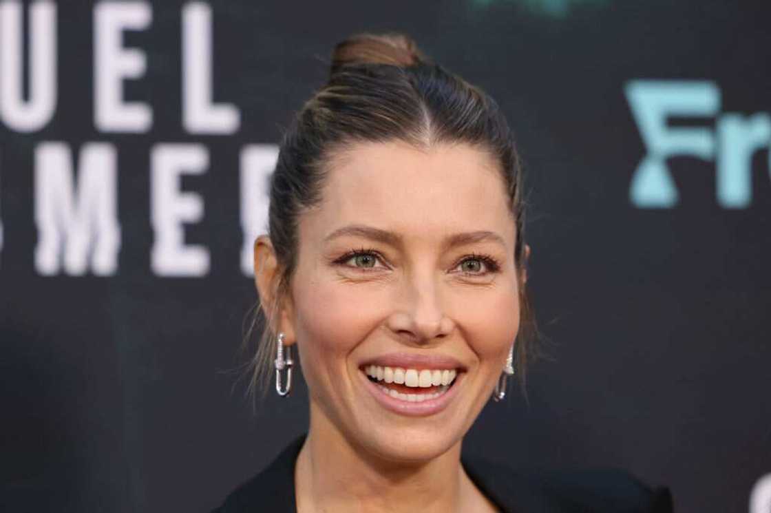 Celebrities with bad posture Celebrities with bad posture