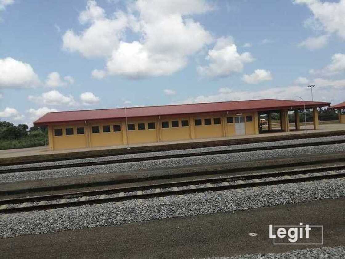 Titin Jirgin ƙasa. Titin Jirgin ƙasa.