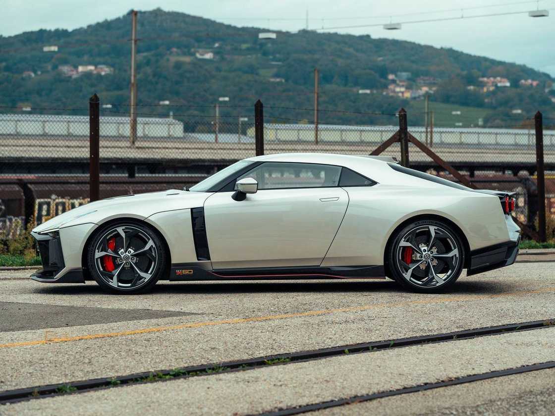 White Nissan GT-NISMO White Nissan GT-NISMO