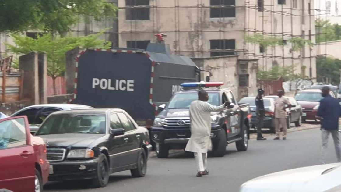 Oshiomhole: 'Yan sanda sun mamaye sakatariyar APC da ke Abuja Oshiomhole: 'Yan sanda sun mamaye sakatariyar APC da ke Abuja