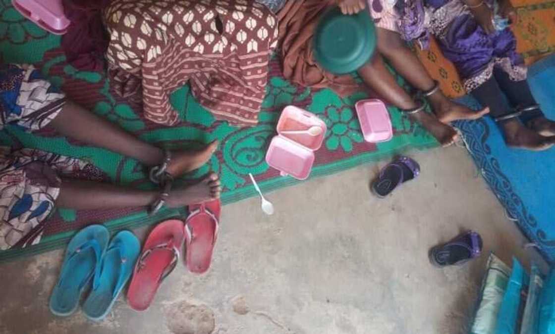 An kubutar da mutane 54 daga wani haramtaccen gidan gyaran hali da ake wa mutane ukuba An kubutar da mutane 54 daga wani haramtaccen gidan gyaran hali da ake wa mutane ukuba