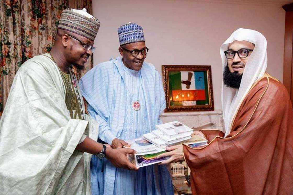 Babban Malamin Musulunci a duniya ya ziyarci Buhari a fadar shugaban kasa (Hotuna) Babban Malamin Musulunci a duniya ya ziyarci Buhari a fadar shugaban kasa (Hotuna)