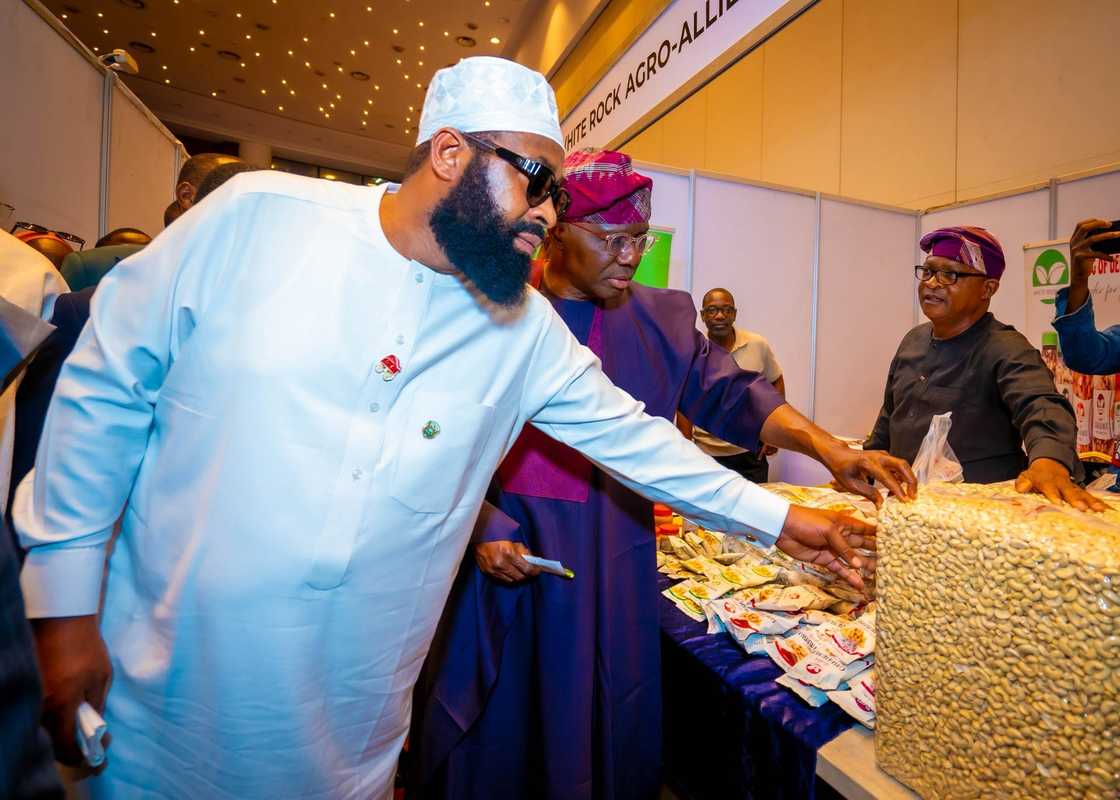 Gwamna Umaru Bago da Sanwo Olu yayin taron da aka yi a Legas Gwamna Umaru Bago da Sanwo Olu yayin taron da aka yi a Legas