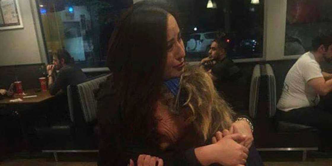 The kindhearted woman touched the homeless woman's heart The kindhearted woman touched the homeless woman's heart