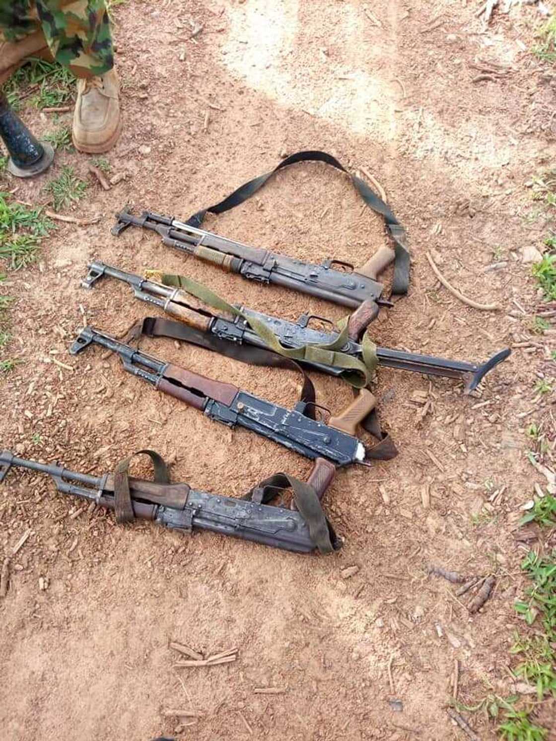 Sojoji sun kama 'yan bindiga 25, sun kwato makamai masu yawa Sojoji sun kama 'yan bindiga 25, sun kwato makamai masu yawa