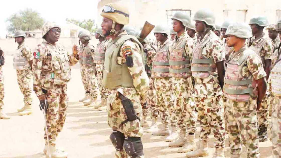 Sojoji sun sheke 'yan fashi uku a daura da sansanin NYSC da ke Mangu, sun kwaci bindigu Sojoji sun sheke 'yan fashi uku a daura da sansanin NYSC da ke Mangu, sun kwaci bindigu