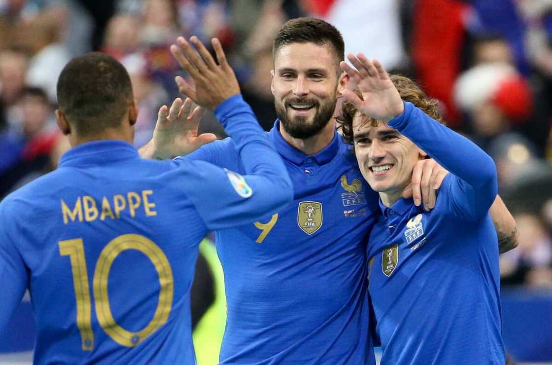 Antoine Griezmann célèbre son but avec Kylian Mbappé et Olivier Giroud 
Photo : Jean Catuffe/Getty Images Antoine Griezmann célèbre son but avec Kylian Mbappé et Olivier Giroud 
Photo : Jean Catuffe/Getty Images