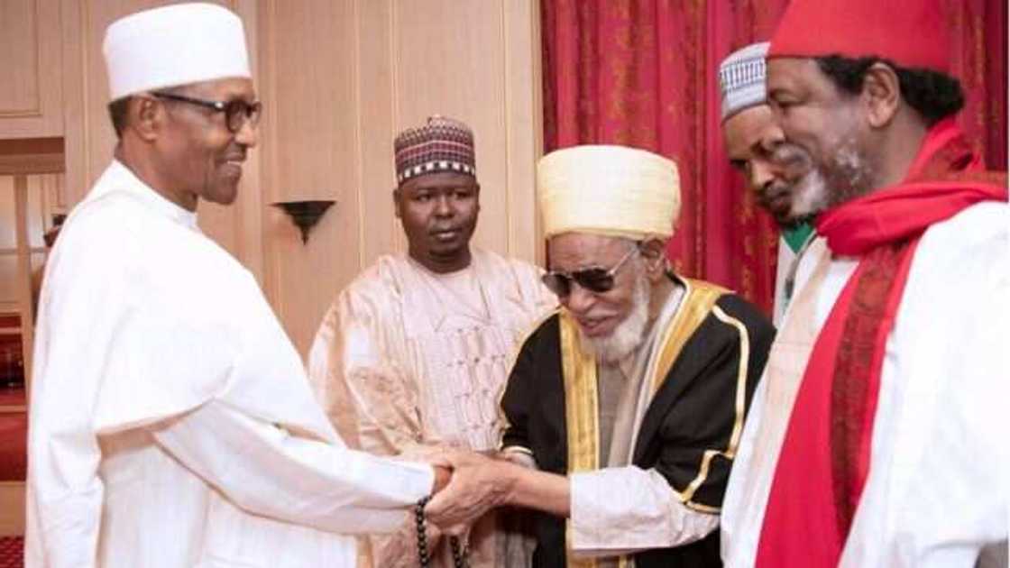 Hotunan ziyarar Shehu Dahiru Bauchi zuwa fadar shugaba Buhari Hotunan ziyarar Shehu Dahiru Bauchi zuwa fadar shugaba Buhari