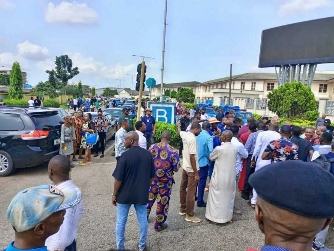 Yajin aikin ma'aikatan jirgin sama ya sanya fasinjoji shiga garari Yajin aikin ma'aikatan jirgin sama ya sanya fasinjoji shiga garari